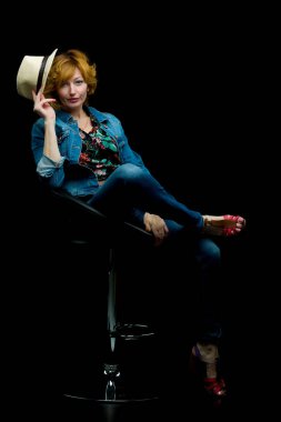 Şapkalı güzel kadın. Eski moda. Karanlık Arkaplan.