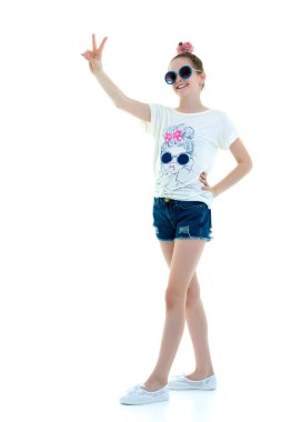 Küçük kız iki parmak dayanabiliyor. Jest.