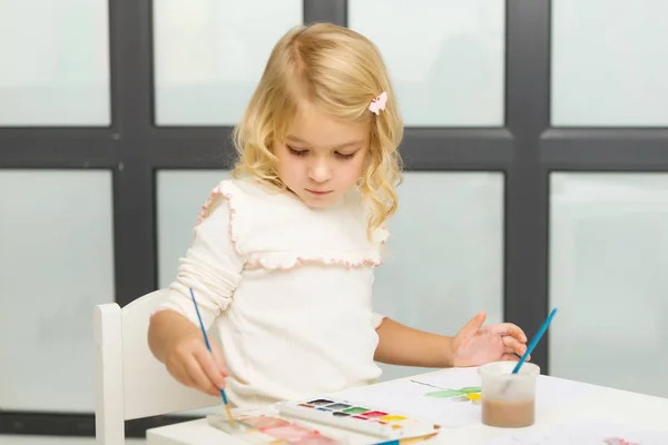 Little girl draws paints.montessori education. — Stock Photo, Image