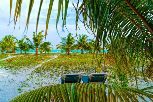 Woonstoelen op een prachtig tropisch strand bij Malediven — Stockfoto