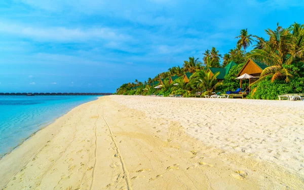 Bungalow tropicale sulla splendida spiaggia con palma — Foto Stock