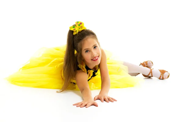 A kislány a padlón fekszik.Stúdió fotózás fehér háton — Stock Fotó