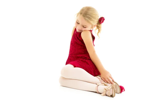 La bambina è seduta sul pavimento.Il concetto di bambino felice — Foto Stock