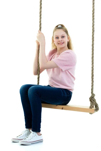 Bela adolescente menina da escola balançando em um balanço. Conceito verão v — Fotografia de Stock