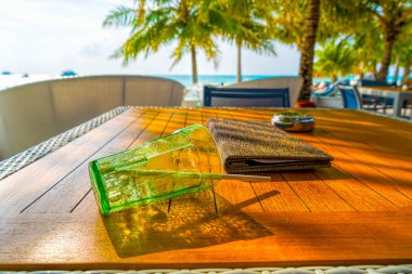 Boş bir kokteyl bardağı yan yatar restaur 'da bir masada.