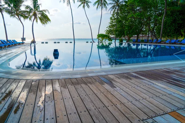 Private oceanfront pool with submerged loungers in a luxury reso — Stock Photo, Image