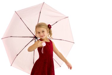 Şemsiyenin altında küçük bir kız. Konsept tarzı ve moda. Yalıt