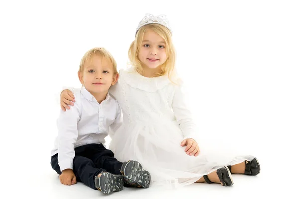 Irmão e irmã, menino e menina posando no estúdio. Amigão — Fotografia de Stock