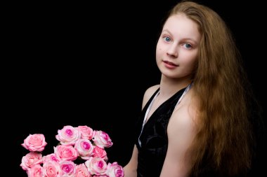 Okul çağında güzel bir genç kız stüdyo portresi ile