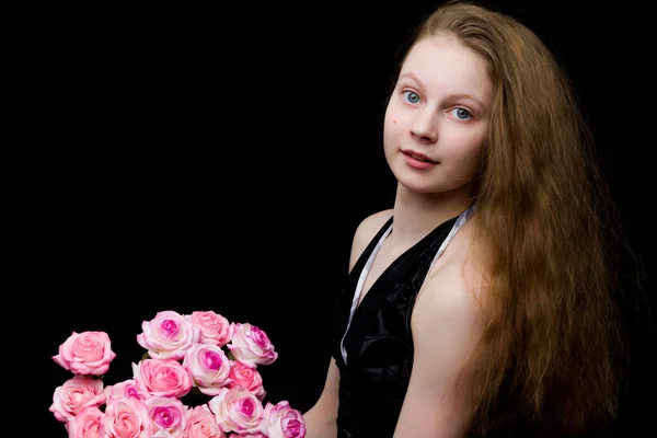 Retrato de estudio de una hermosa adolescente en edad escolar con — Foto de Stock