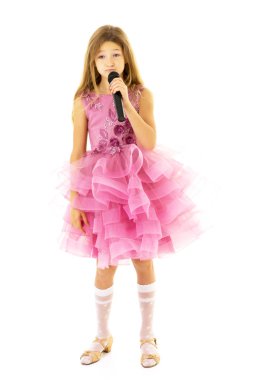 Beyaz arka planda karaoke yapan Kafkas çocukları