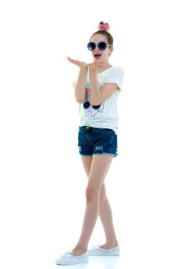 Küçük şirin kız avucunun içine üflüyor. Keyfi yerinde..