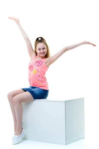 Adolescente menina posando estúdio em um cubo branco . — Fotografia de Stock