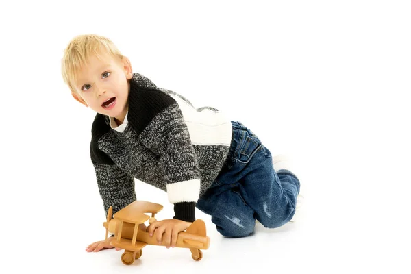 Niño jugando con avión de madera — Foto de Stock
