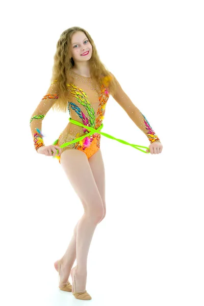 Een meisjesturnster doet oefeningen met een springtouw. — Stockfoto