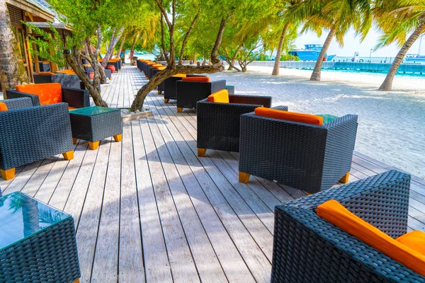 A cozy restaurant on the shores of the azure sea. Maldives — Stock Photo, Image