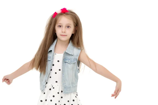 Una niña alegre está bailando . — Foto de Stock