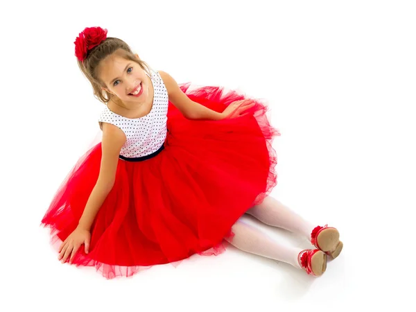 La niña está sentada en el suelo.. — Foto de Stock