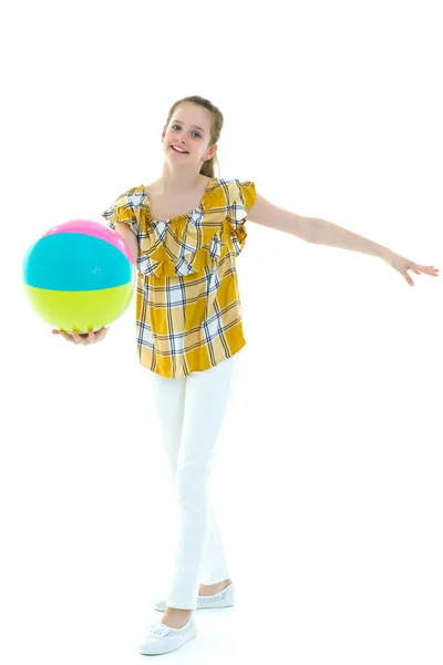 La bambina sta giocando con una palla. Il concetto di bambini spo — Foto Stock