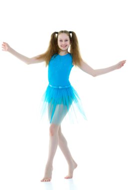 Jimnastikçi egzersizi yapmaya hazırlanıyor..