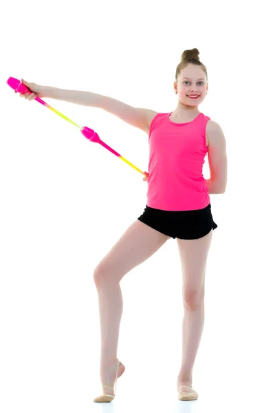 Uma ginasta menina executa exercícios com uma maça. — Fotografia de Stock