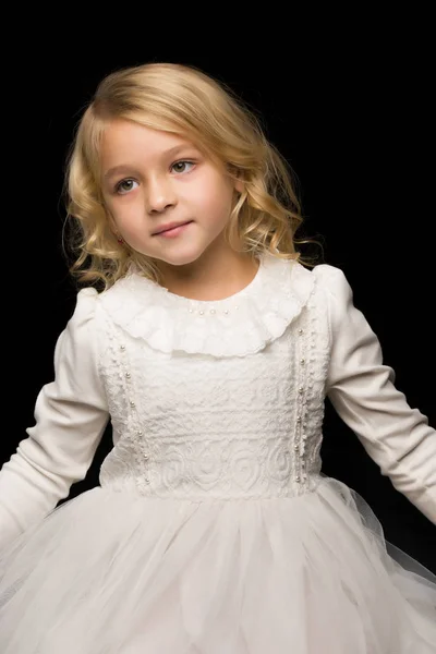 Porträtt av en söt liten flicka på en svart bakgrund. Happy CHIL — Stockfoto