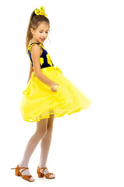 Una niña en un vestido está girando . — Foto de Stock