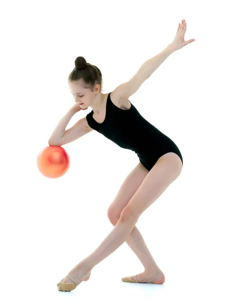 Маленькая девочка занимается фитнесом с мячом. — стоковое фото