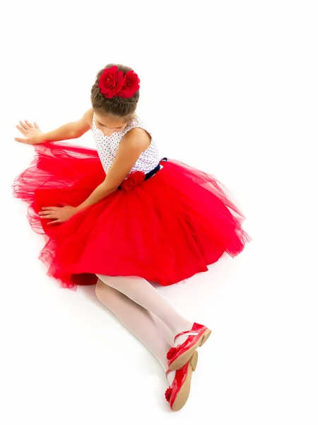 Fetiţa stă pe podea . — Fotografie, imagine de stoc