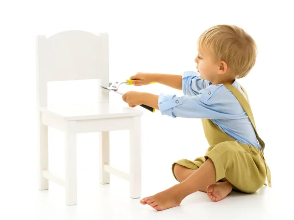 Un niño está reparando una silla. Jardín de infantes Montessori — Foto de Stock