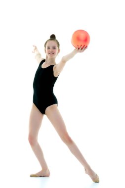 Küçük kız bir topla fitness yapıyor..