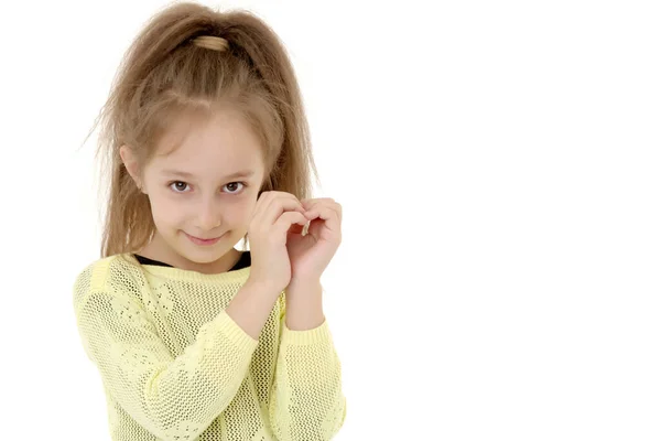 Niña muestra el corazón con sus manos. — Foto de Stock