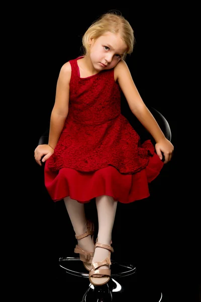 黒の背景に小さな女の子.スタイルとファッション. — ストック写真