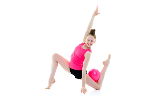 Niña se dedica a la aptitud con una pelota. — Foto de Stock