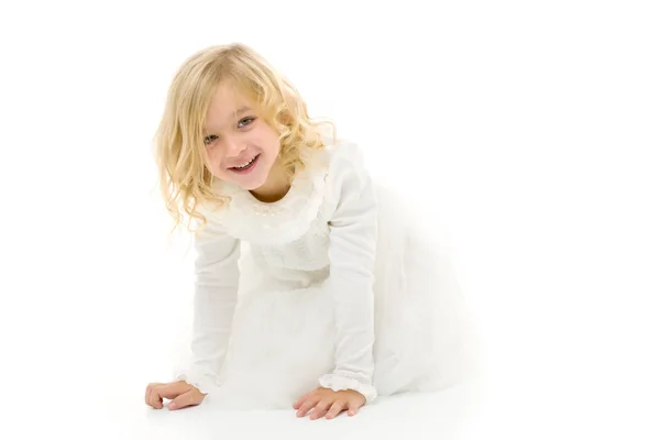 Klein meisje zit op de vloer. Het concept van een gelukkig kind. — Stockfoto