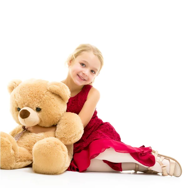 Liten flicka med nallebjörn isolerad på vit bakgrund. — Stockfoto