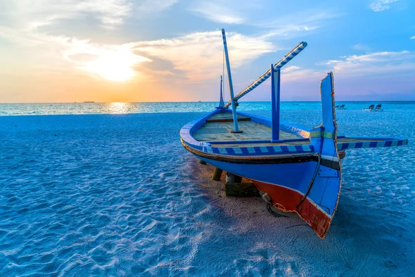 Uitzicht op mooi tropisch strand met oude boot — Stockfoto