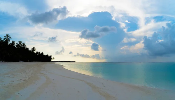 Zwembad op tropisch eiland Malediven - natuur reizen achtergrond — Stockfoto