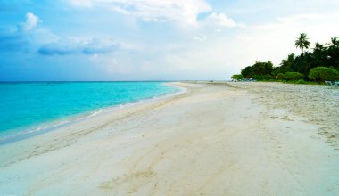 Güzel sahil manzarası. Turkuaz denizin hava aracı görüntüsü.