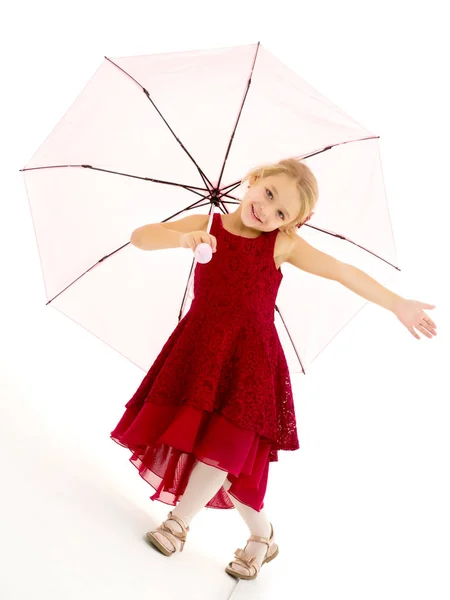 Kleines Mädchen unter einem Regenschirm. Konzept Stil und Mode. isolieren — Stockfoto