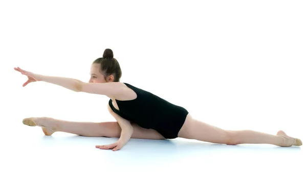 Гімнастка виконує акробатичний елемент на підлозі . — стокове фото