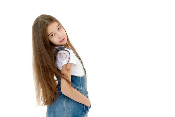 Kleines Mädchen im kurzen Jeanskleid. — Stockfoto