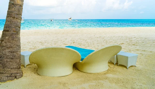 Leżaki plażowe na białym piasku na brzegu pięknego tropi — Zdjęcie stockowe