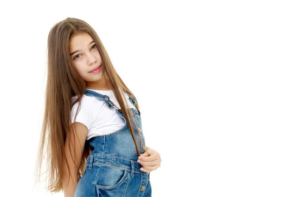 Маленькая девочка в коротком джинсовом платье. — стоковое фото
