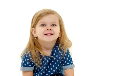 küçük kız görünüyor.