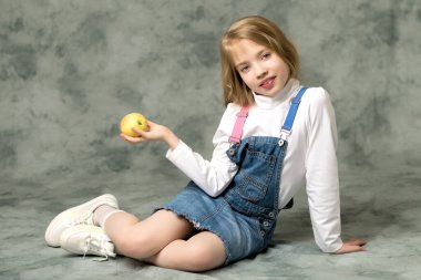 Elmalı küçük kız. Stüdyo portresi..