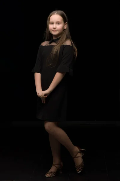 Мила маленька дівчинка в красивій сукні на чорному тлі . — стокове фото