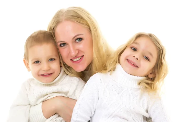 Glückliche Familie aus Mutter und zwei Kindern, die zusammen auf dem Seil sitzen — Stockfoto