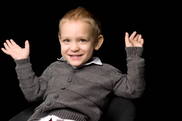 Schattig blij verrast jongen glimlachen met geopende handen van ogen — Stockfoto