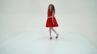Moda Elbiseli Güzel Kız Kameraya Duruyor ve Gülümsüyor
